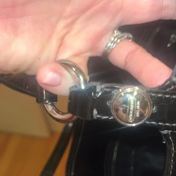 Coach black patent leather tote handbag with signature CC logo, preowned OS - Picture 10 of 10